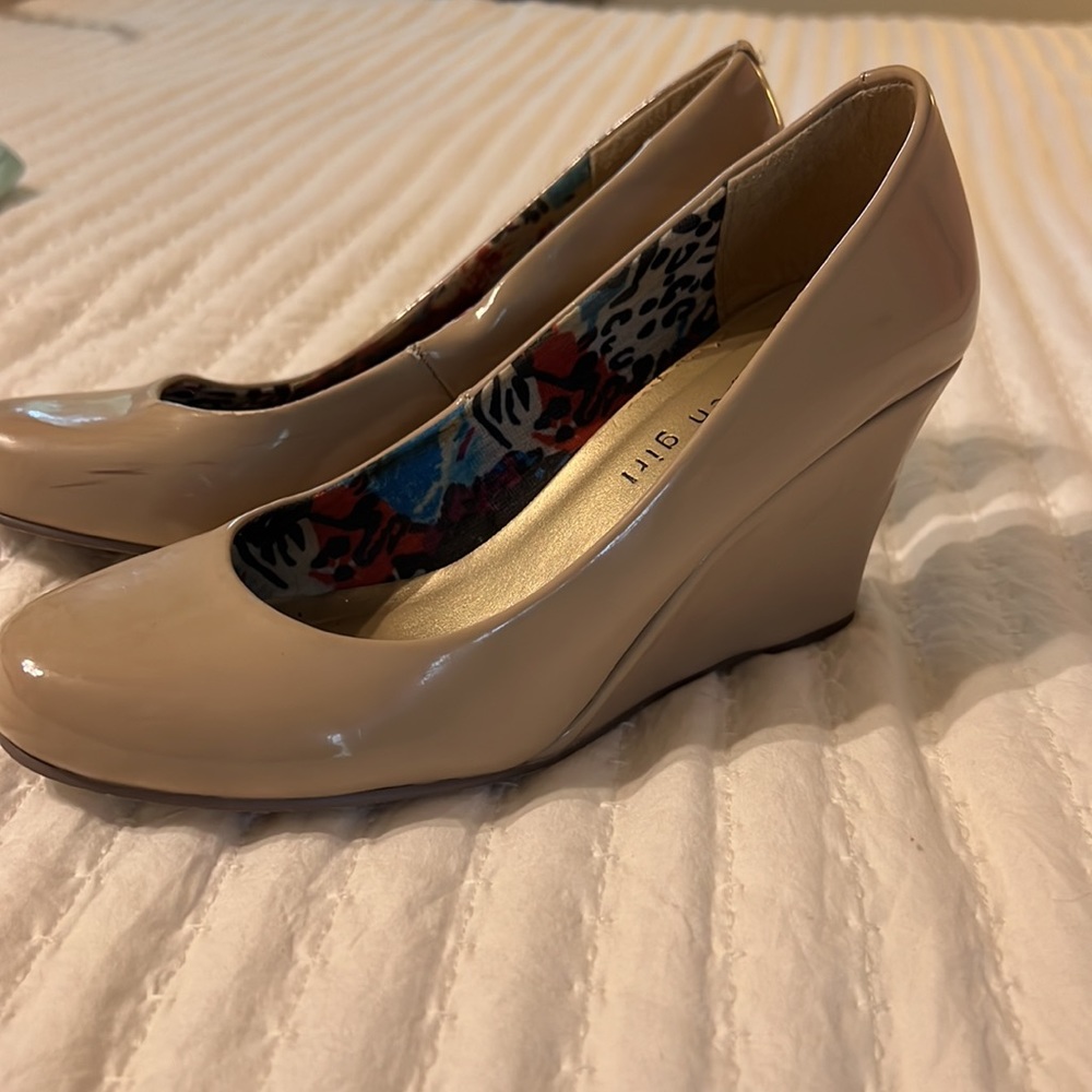 Madden Girl Nude Wedges size 7.5